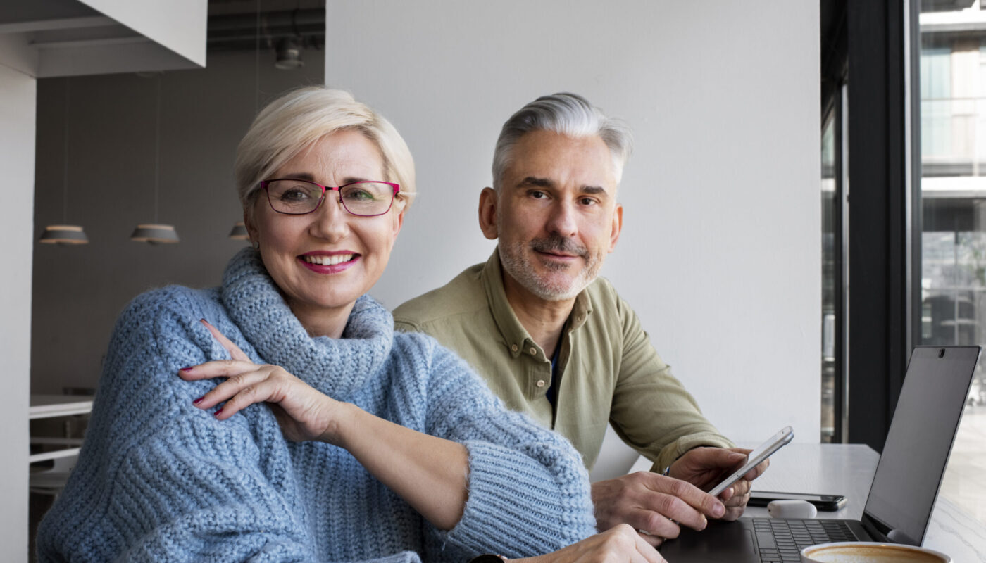 casal-de-velhos-aprendendo-a-usar-a-tecnologia